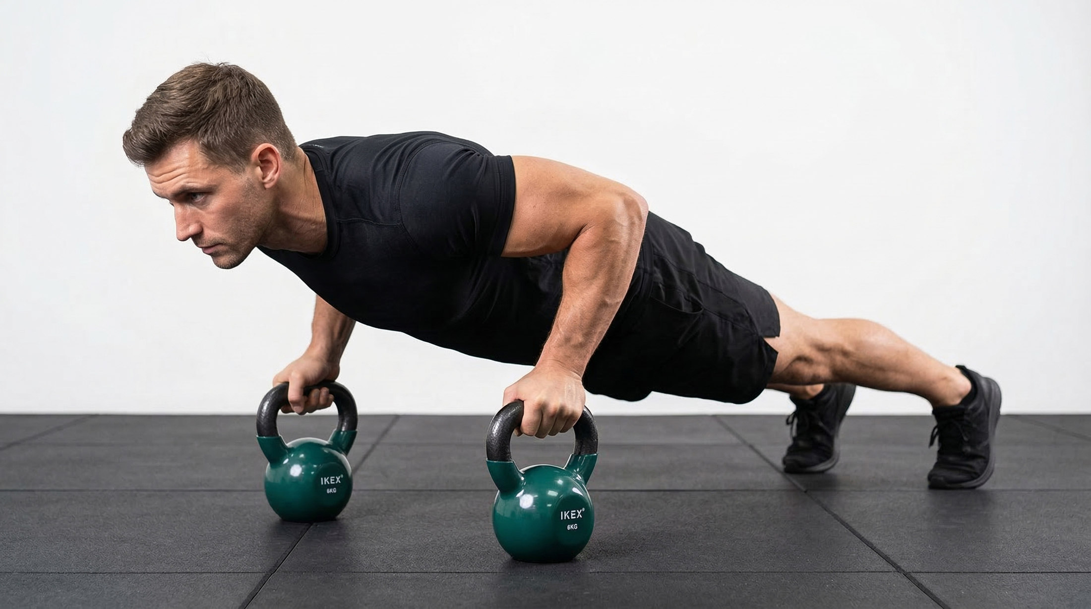 Entrenamiento funcional con dos kettlebells IKEX de vinilo empleadas como apoyo para flexiones