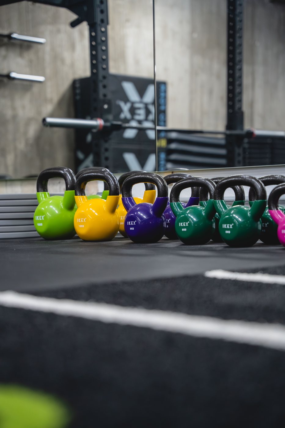 Zona de kettlebells para entrenamiento funcional