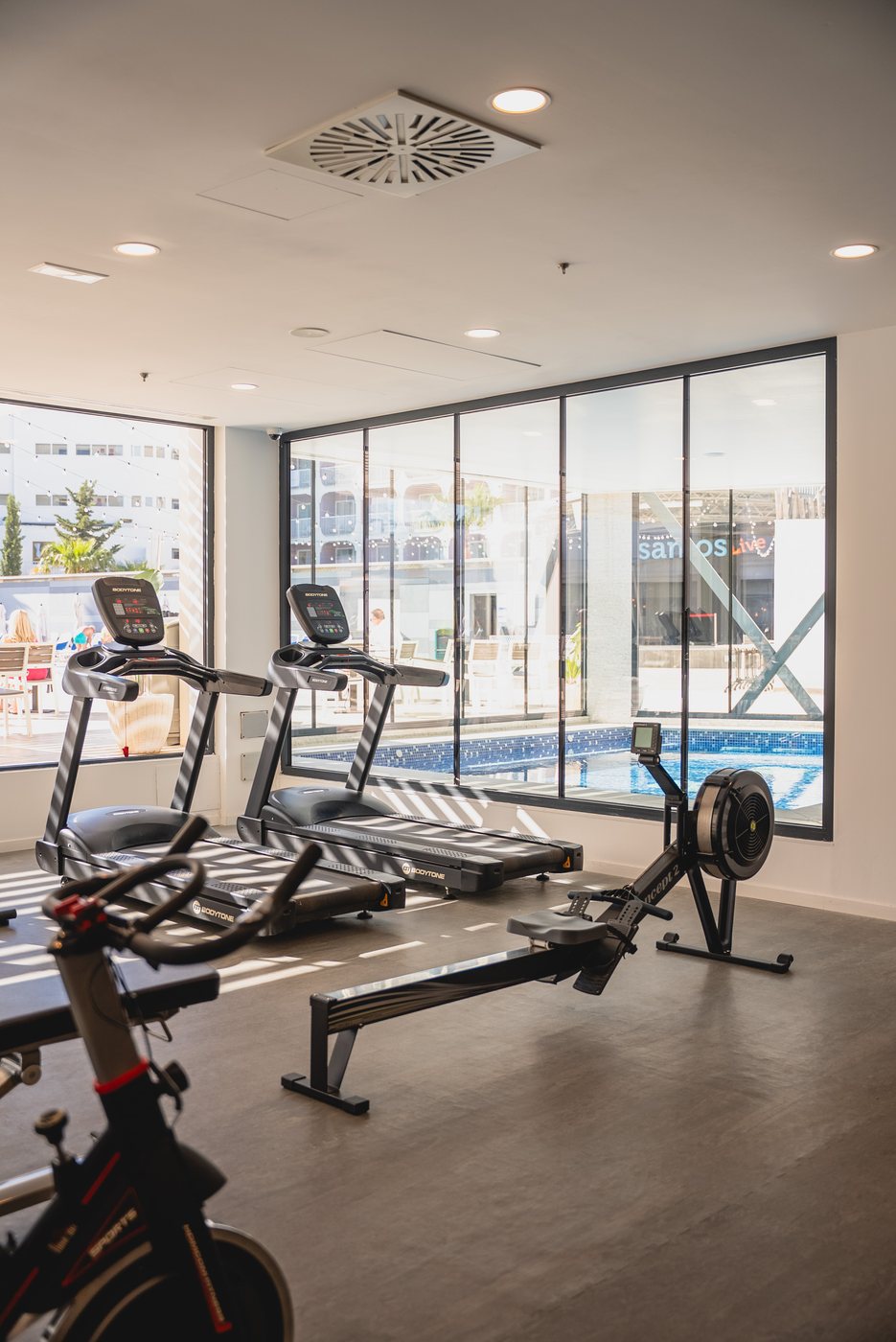 Vista general de un gimnasio de hotel equipado por IKEX