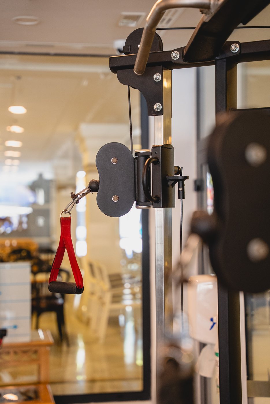 Detalle de maquinaria integrada en un gimnasio profesional